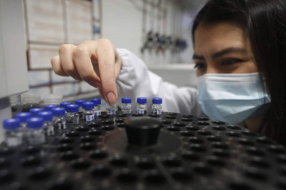 Daniela Carrillo investiga su tesis en el Grupo de Ingeniería Química Ambiental y Bioprocesos de la Universidad de León. jesús f. salvadores