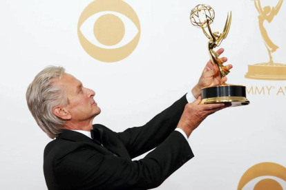 El actor Michael Douglas mostrando el Emmy de Mejor Actor de Miniserie por 'Behind the Candelabra' LUCY NICHOLSON | REUTERS