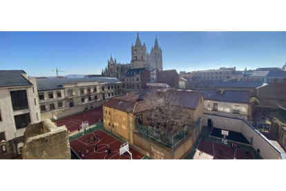 El colegio Santa Teresa está ubicado en pleno casco histórico de León, en un edificio emblemático con un torreón del siglo XII. DL