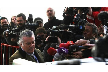 El extesorero del PP Luis Bárcenas, a la salida de la Fiscalía Anticorrupción, en Madrid.