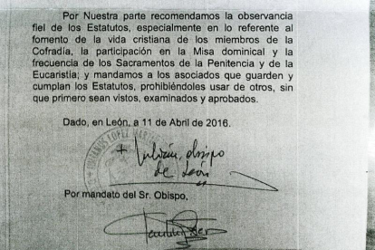 Documento con la firma y el sello del obispo de León.