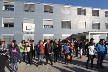 Una de las protestas realizadas frente al centro para exigir la construcción del gimnasio.