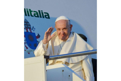 El papa, en la escalera de su avión en Roma. TELENEWS
