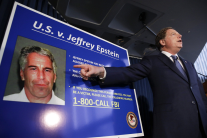 La autopsia de Epstein muestra fracturas en el cuello, según el Post