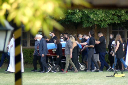 Traslado los restos de Diego Armando Maradona desde la Plaza de Mayo al cementerio hoy, en Buenos Aires. ENRIQUE GARCÍA MEDINA