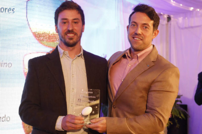 Matías Leveratto recoge el premio de rugby. MARCIANO