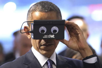 Obama utiliza unas gafas de realidad virtual en la Feria Messe de Hannover. CHRITSTIAN CHARISIUS