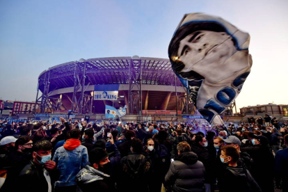Aficionados de Maradona, el jueves en el estadio del Nápoles. CIRO FUSCO