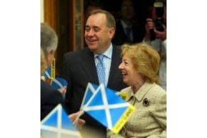 Alex Salmond, sonriente, tras su elección como primer ministro