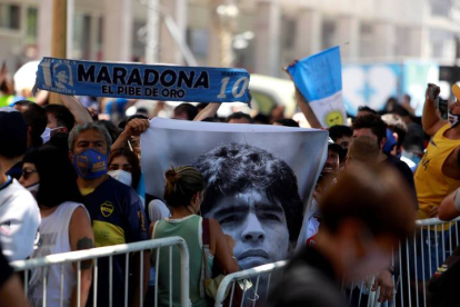 Los fanáticos de la leyenda del fútbol Diego Armando Maradona acuden a visitar la capilla funeraria.  DEMIAN ALDAY ESTÉVEZ