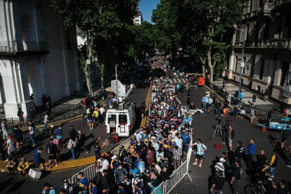 Seguidores de Diego Armando Maradona hacen cola a las puertas de la Casa Rosada. RONCORONI