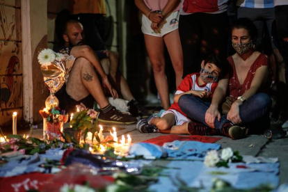 Una familia, destrozada, en Buenos Aires, rinde homenaje a Maradona. JUAN IGNACIO RONCORONI