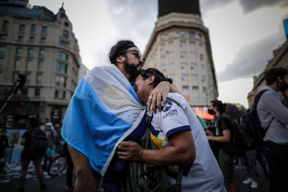Una mujer llora a Diego Armando Maradona en el Obelisco, Buenos Aires. JUAN IGNACIO RONCORONI