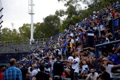 Hinchas de Gimnasia y Esgrima se reúnen en el Estadio Juan Carmelo Zerillo la muerte de Diego Armando Maradona, el miércoles en La Plata. DEMIAN ALDAY ESTEVEZ