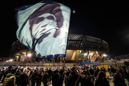 Aficionados del Nápoles se concentran frente al estadio en la noche del miércoles. CESARE ABBATE
