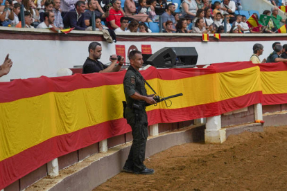 Exhibición de la Guardia Civil en la plaza de toros de León. MIGUEL F. B.