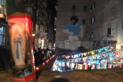 Homenajes a Maradona en Nápoles, frente a un mural del futbolista. CIRO FUSCO