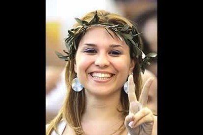 Una de las más glamurosas del partido. Esta joven que parece sacada del Olimpo o del templo de Atenea.