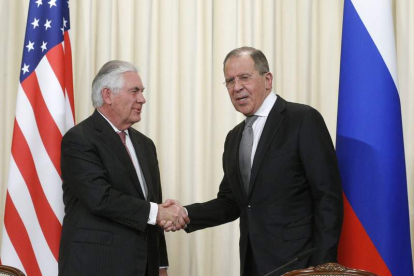 Serguéi Lavrov estrecha la mano del secretario de Estado de EE UU, Rex Tillerson. SERGEI CHIRIKOV