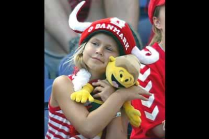 La imagen tierna la puso esta niña danesa, que, animando a su equipo, se abrazaba a Kinas, la mascota de la Eurocopa.