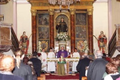 La ermita se quedó pequeña para acoger a todos los fieles