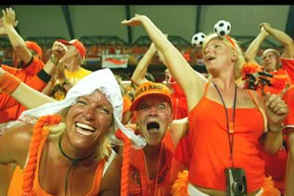 No puedo esconderlo, ni quiero. Estoy encantada con que Holanda siga en la Eurocopa. La pasión naranja la está revolucionando con su glamur desbordante. Y si no comparen por ustedes mismos.