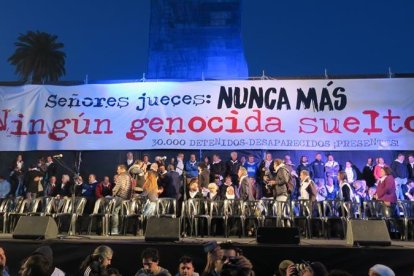 Miles de personas se concentraron en el centro de Buenos Aires para protestar contra el fallo de la Corte Suprema que rebaja la pena de un civil condenado por secuestros y torturas cometidos durante la última dictadura cívico militar (1976-1983).