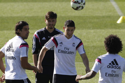 James, en el centro, ya está recuperado de sus problemas.