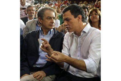 Zapatero y el secretario general del PSOE, Pedro Sánchez. Á. DÍAZ