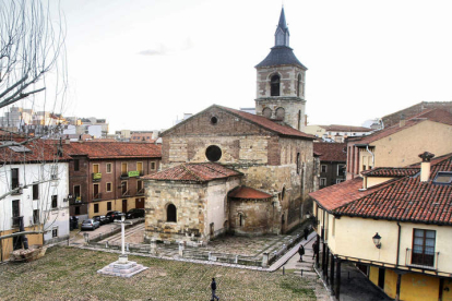 Casi la totalidad de las tejas de la iglesia del Mercado necesitan una restauración tras el desgaste sufrido con el paso de los años