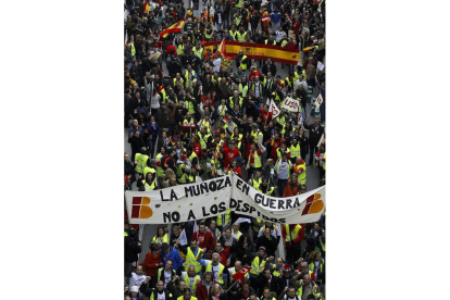 Trabajadores y sindicalistas de Iberia, en la T4 de Barajas.