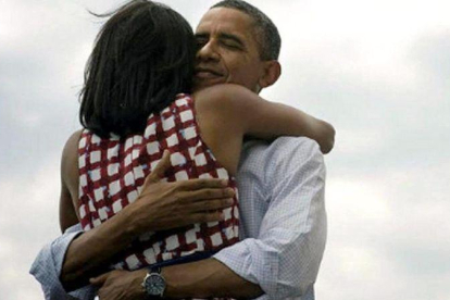 El expresidente de Estados Unidos Barack Obama abrazo a su mujer Michelle Obama tras conecer su victoria en las elecciones presidenciales de 2012