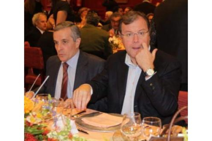 Emilio Gutiérrez y Antonio Silván compartieron mesa durante la comida de Navidad del PP.