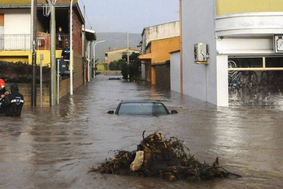 Efectivos de rescate, en una zona inundada de la localidad de Uras, en Cerdeña, el lunes.