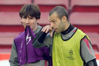 Leo Messi y Javier Marcherano, durante el entrenamiento del equipo azulgrana.