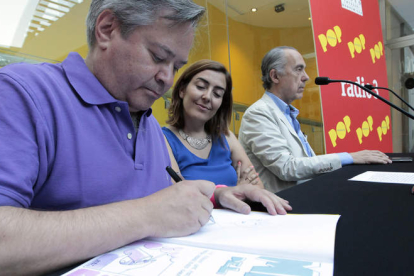 Miguel Ángel Martín, pintando durante la presentación del cómic que ha hecho para el Thyssen, junto a Laura Barrachina y Luis Alberto de Cuenca