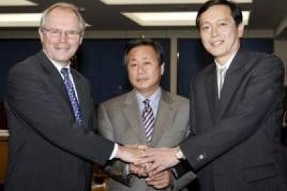 El negociador americano estrecha las manos con el ministro japonés y el responsable coreano