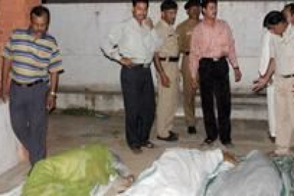 Algunos de los cuerpos de los 23 peregrinos hindúes asesinados ayer, al oeste de la India