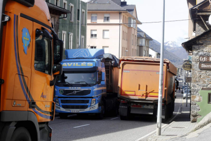 Varios camiones de transporte de carbón de importación, ayer, en las calles de Villablino. MARCIANO
