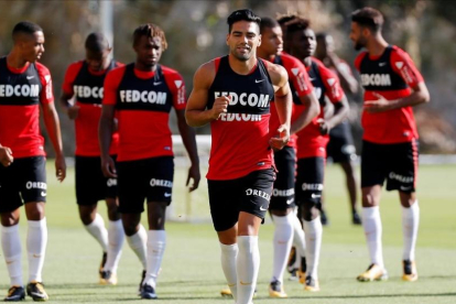 El delantero Radamel Falcao, en primer plano, en un entrenamiento del Mónaco de esta semana.