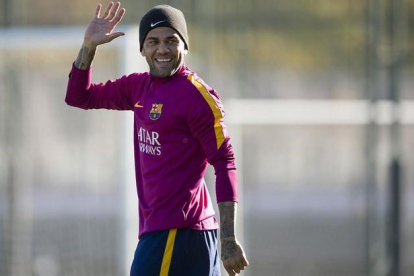 Dani Alves saluda en un entrenamiento en Sant Joan Despí.