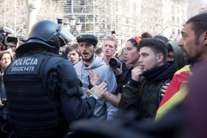 Un mosso durante una manifestación independentista en Barcelona. MARTA PÉREZ