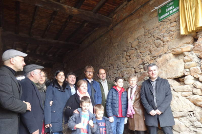 Folgueral con familiares de Ángel Carrera, en su calle.