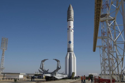 El cohete Protón que ha de lanzar la nave TGO, del programa ExoMars, listo para el despegue en la base rusa de Baikonur, en territorio kazajo.