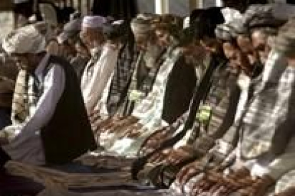 Varios delegados rezan durante la celebración de la Loya Jirga que se está llevando a cabo en Kabul