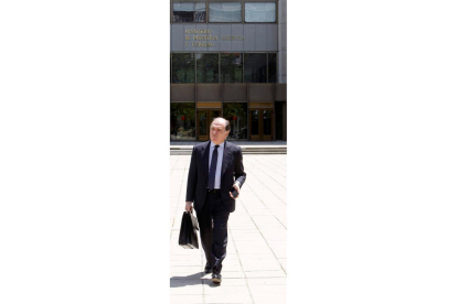 Tomás Villanueva, a su salida ayer del Ministerio de Industria.