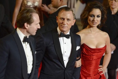 Daniel Craig entre  Ralph Fiennes y la francesa Berenice Marlohe. En la foto de la derecha, el actor español Javier Bardem.