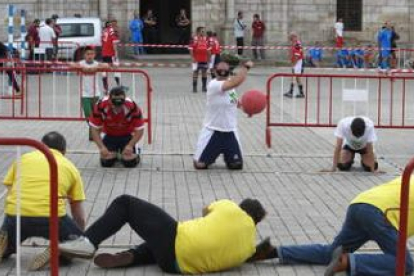 El partido para la integración se celebró en la plaza del Ayuntamiento con varias asociaciones.