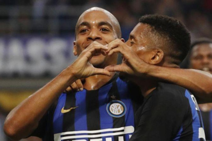 Joao Mario, felicitado por Dalbert, celebra el gol marcado con el Inter al Genoa.