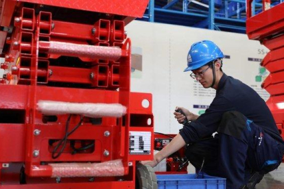 Un trabajador chino en una empresa en Jinan, al este del país.